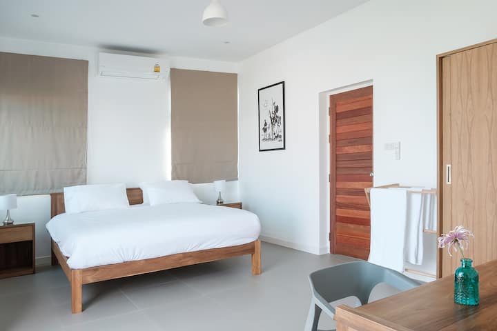 Dormitorio principal con cama tamaño king.