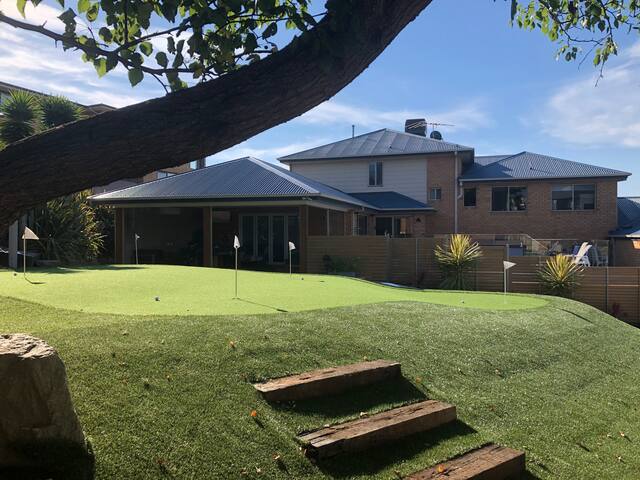 Mt Martha Delight: 6 bed, putting green, pool spa gallery image 3