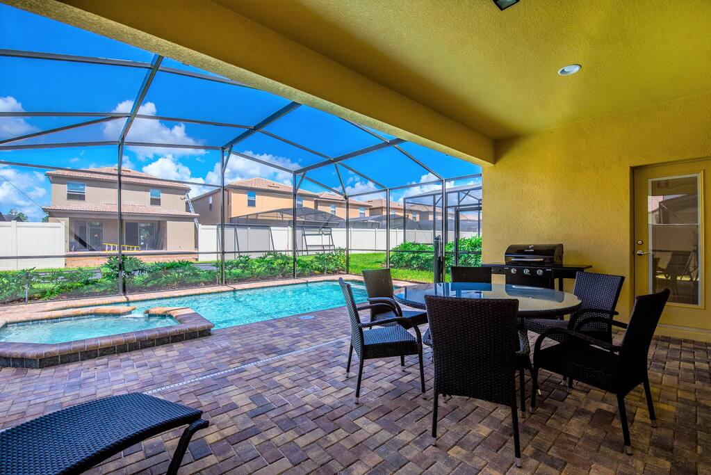 Outside lounge w/ chair broil