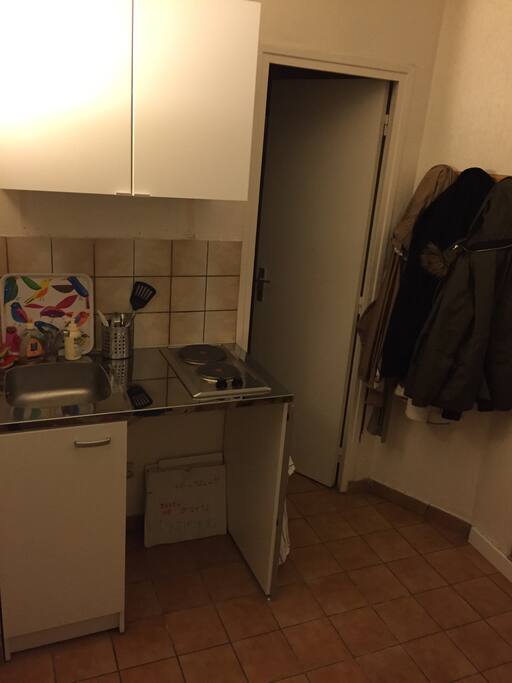 La kitchenette est neuve et le frigo se trouve dans l'entrée car cet emplacement est réservé à une machine à laver (que je n'ai pas encore)