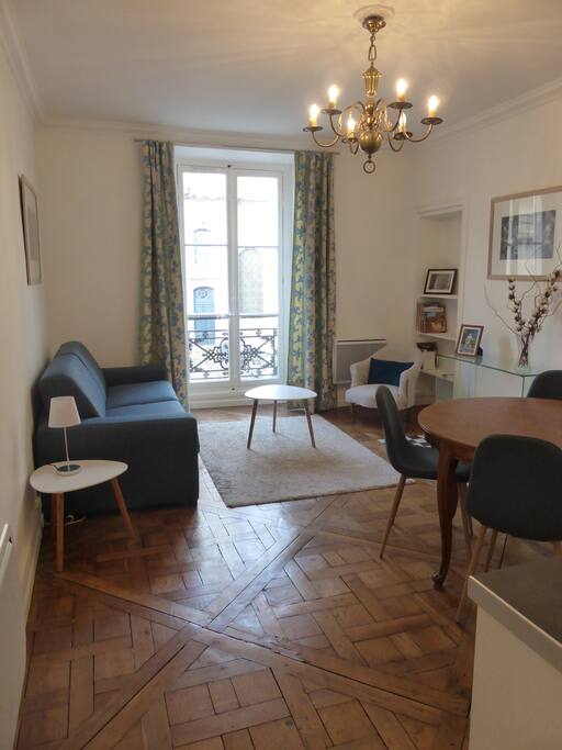 Vue d'ensemble du salon / salle à manger