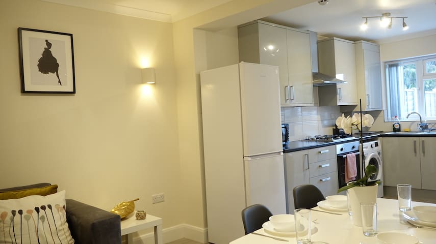 Flight house 3 parking spaces by Heathrow for 17