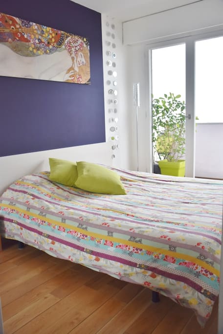 Double big bed and cupboard in the room / Grand lit et placard dans la chambre