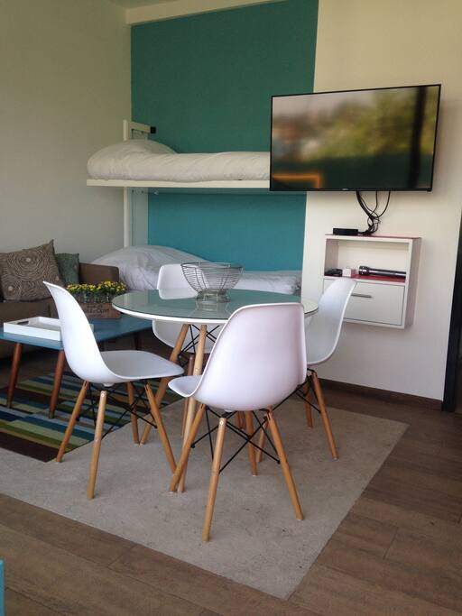 Comedor para cuatro personas con TV dirigible.