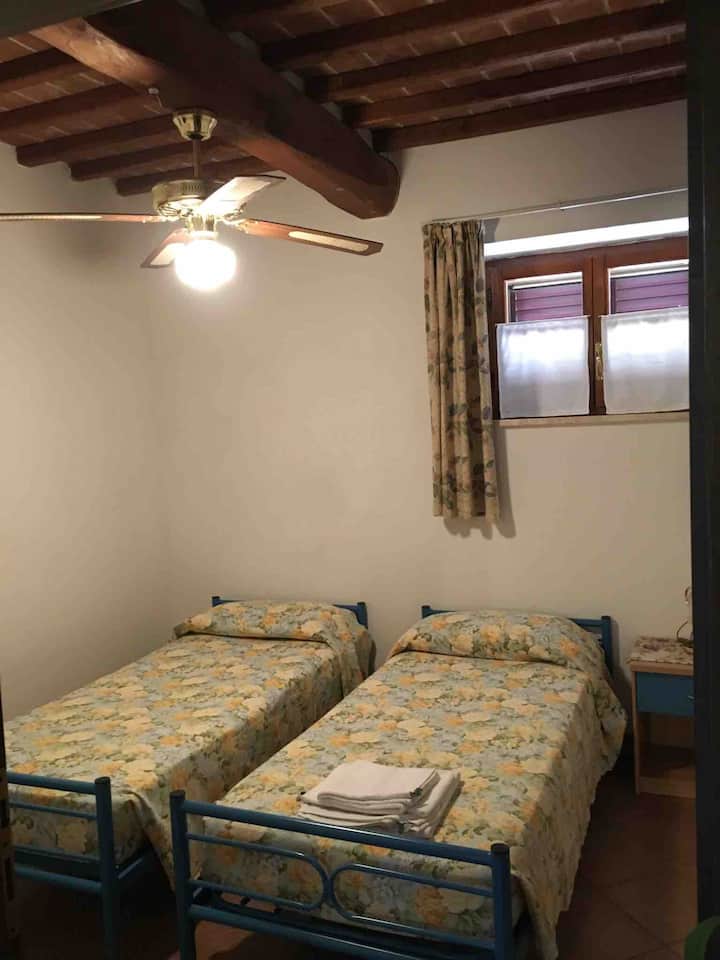 QUARTO COM CAMA DE SOLTEIRO TÉRREO - LECCIO