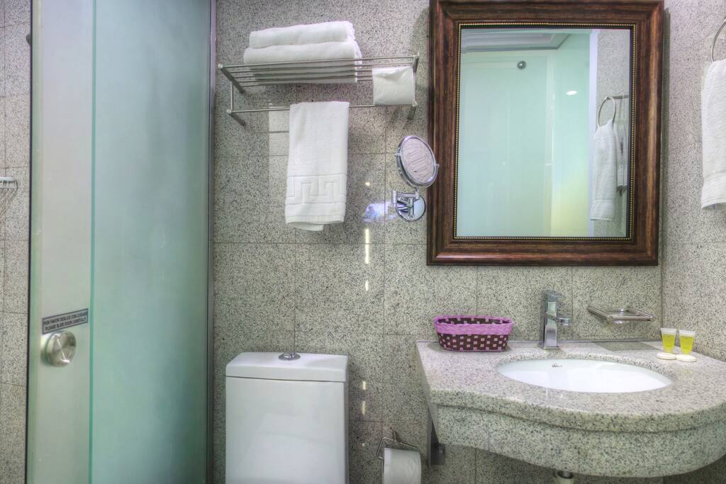 Amplio y moderno baño