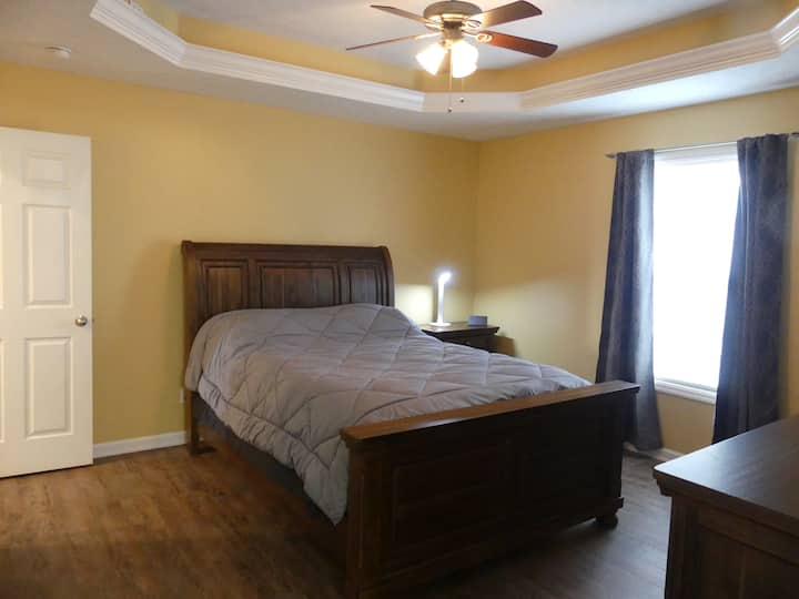 Master Bedroom - Queen Bed (view 1)