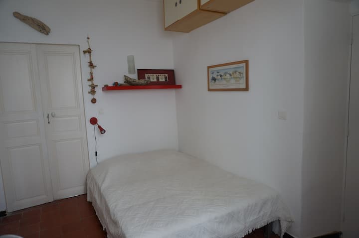 לחדר השינה השני יש גישה ישירה לנחיתה