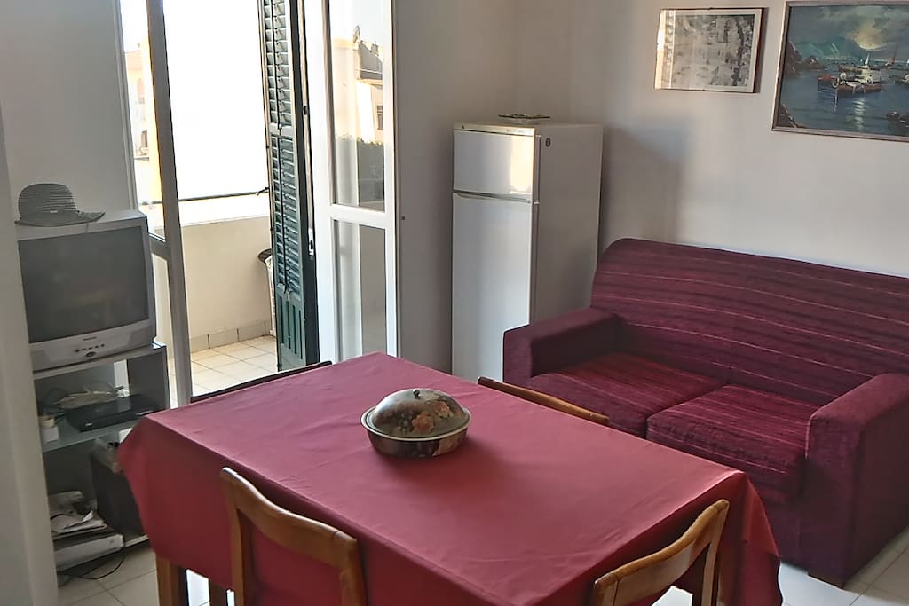 Sala pranzo con divano letto