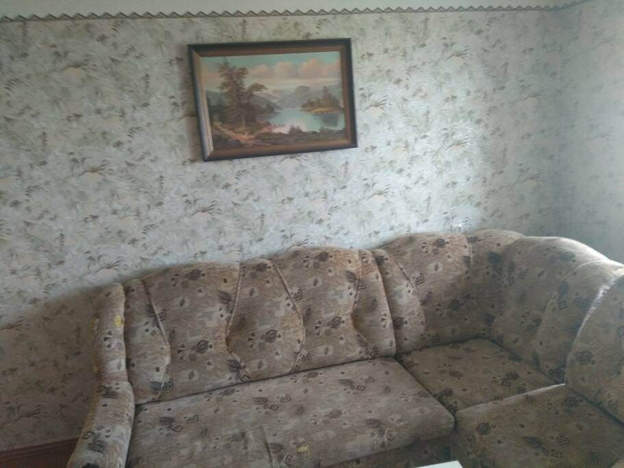 Диван угловой, двухспальный в гостинной