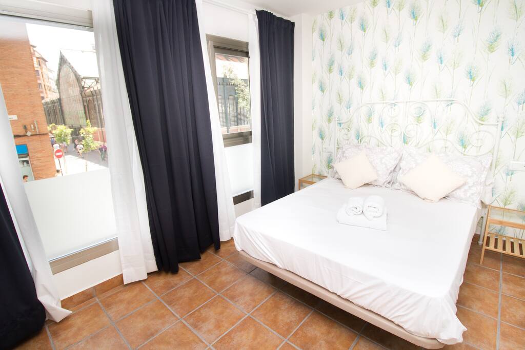 Double bed (Atarazanas Market Veiw)