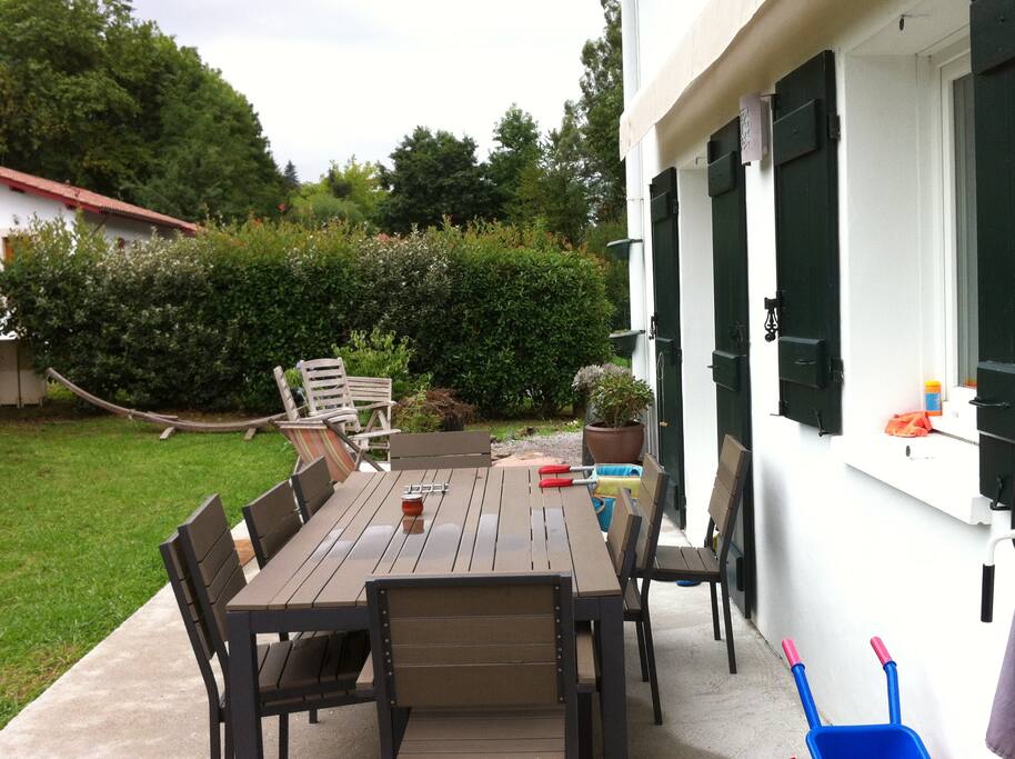 terrasse de 50 mètre carrés qui fait le tour de la maison
