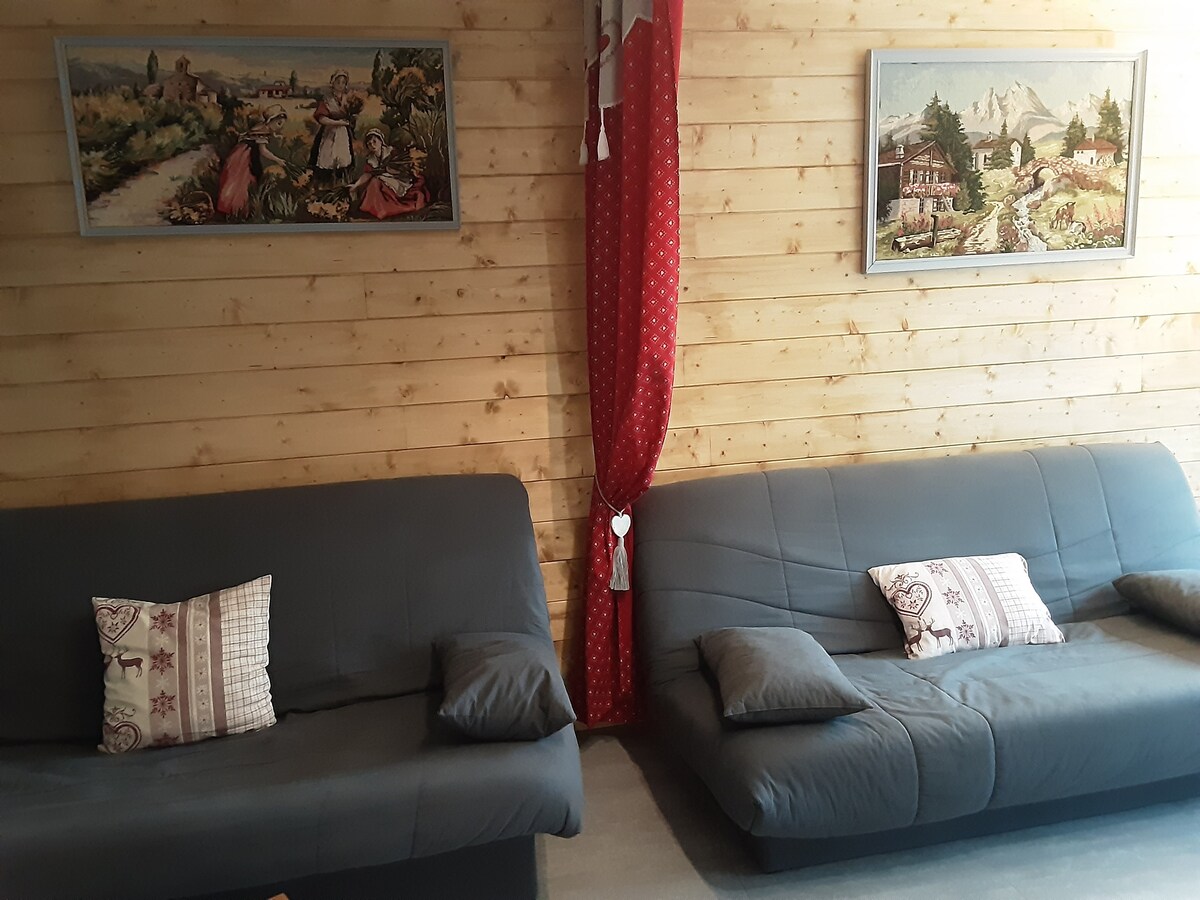 Ზრდასრული საწოლები, რომლებიც გამოყოფილია ფარდით