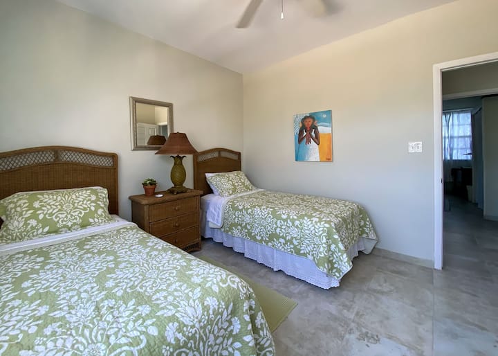 Спалня с изглед към Салина и две единични легла, които могат да бъдат превърнати в крал за двойки.