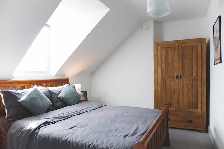 ห้องนอนที่สองพร้อมเตียงคิงไซส์