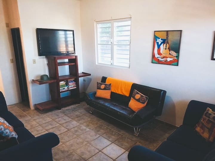 Dhoma familjare, televizori dhe vendi i ftohtë për planifikimin e udhëtimeve të tua.