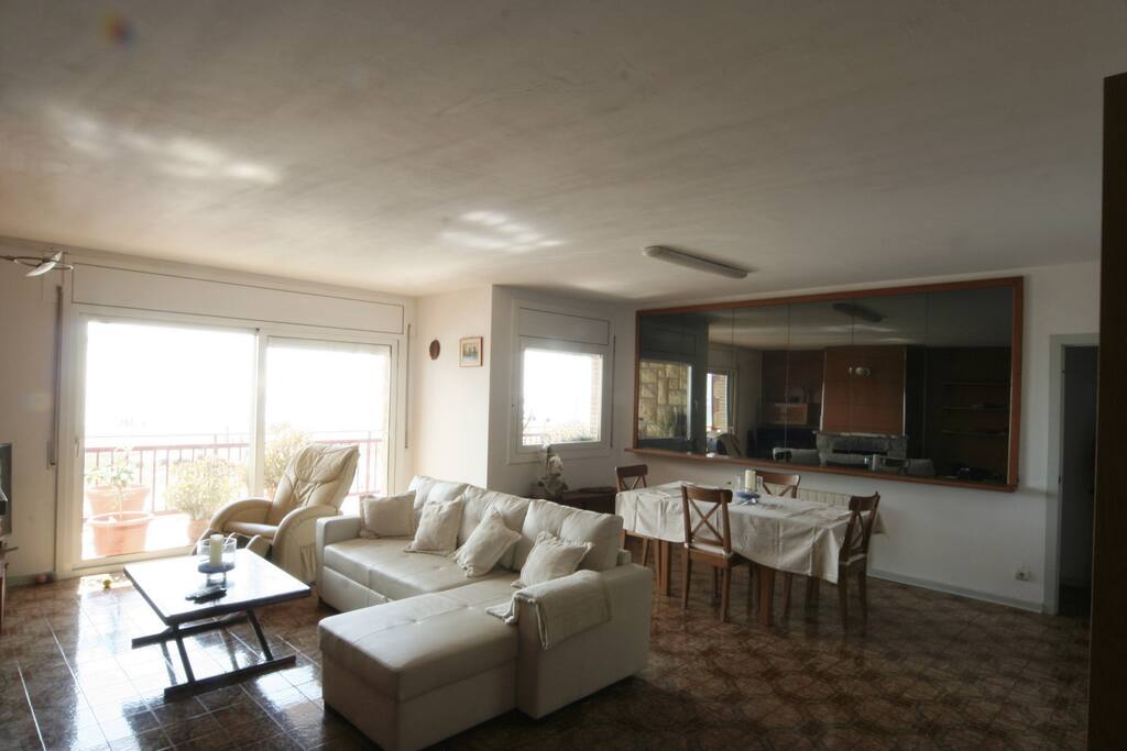 Large and confortable dinning room