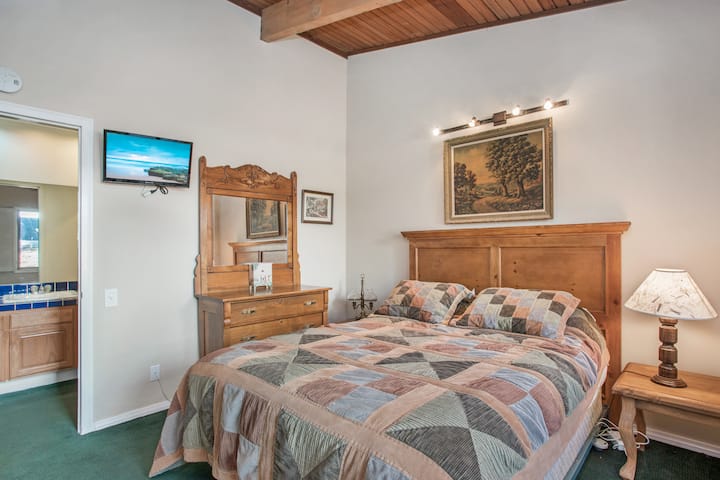 Furahia ukaaji wako katika chumba hiki cha kulala chenye ukubwa wa kifalme chenye dari za juu ambazo zinaboresha hali ya nafasi kubwa. Bafu lililounganishwa linatoa urahisi, wakati televisheni hutoa burudani kwa ajili ya jioni ya starehe huko. 