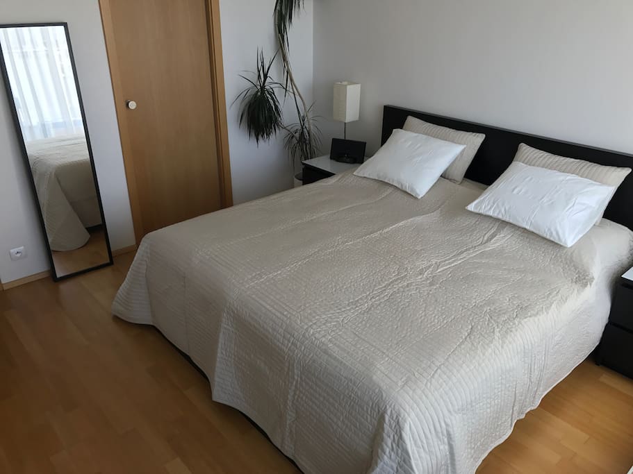 Bedroom - king size bed / Ložnice - manželská postel