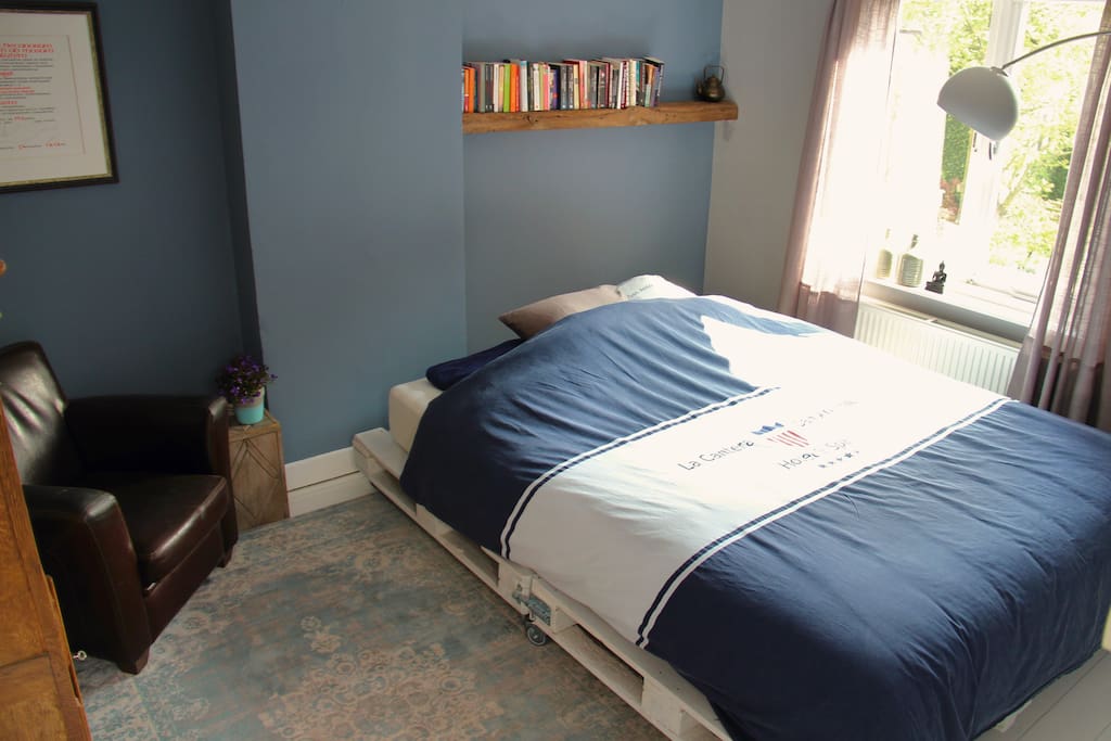 Blue room with large kingsize bed which can be split into two single beds