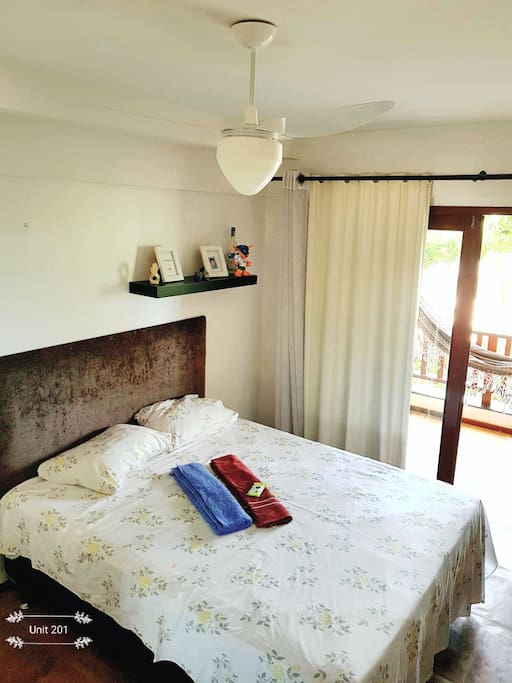 Quarto Cama de Casal, ventilador e TV tela plana / Couple Bed Room, Fan and Flat TV