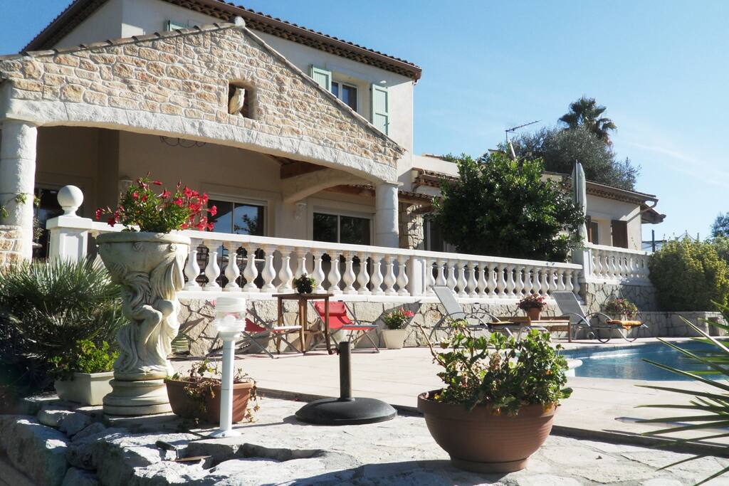 La Piscine est à proximité de la Terrasse Principale de la maison permettant une surveillance des baigneurs