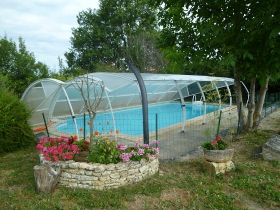 Piscine 10mx5m , profondeur 1,20m à 1,90m avec douche solaire
