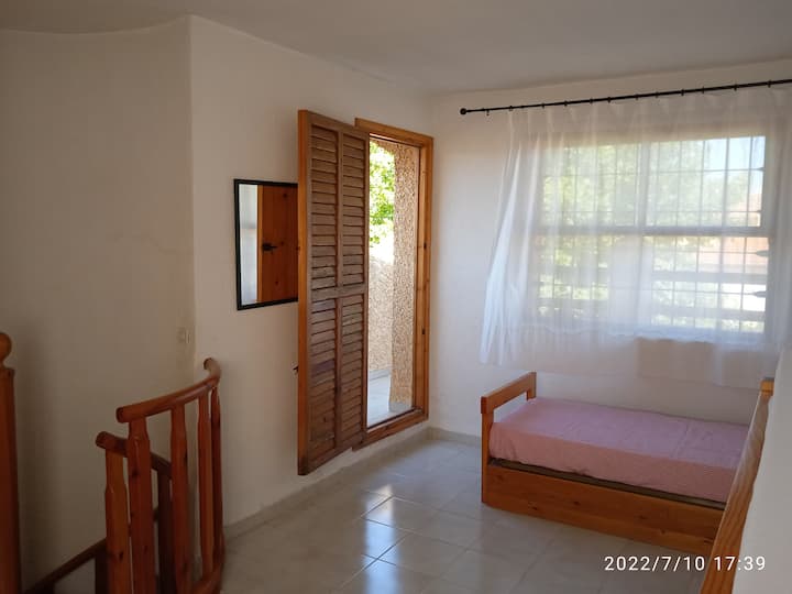 غرفة في الطابق الأول بأربعة أسرّة (سرير بطابقين بالإضافة إلى سرير متحرك). الخروج إلى الشرفة.