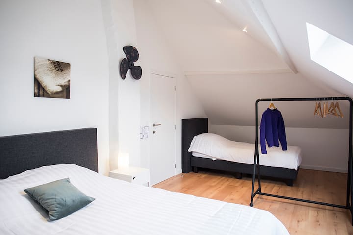 غرفة نوم أروما - غرفة نوم واسعة بسرير مزدوج وسرير فردي وسرير أطفال.