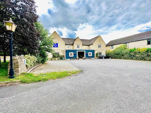 Exclusive use 12 Bedroom Property - Sleeps 24