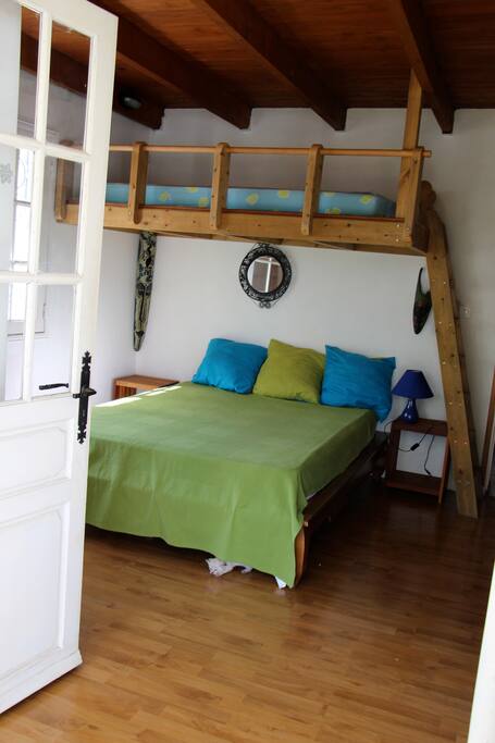La chambre donne directement sur la piscine et le jardin.