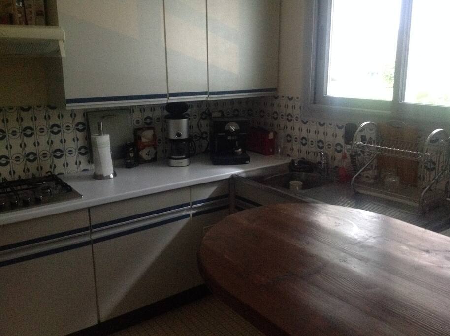 cuisine, four, plaque de cuisson gaz, frigidaire, machine á café et expresso, centrale vapeur, lave vaisselle et lave linge