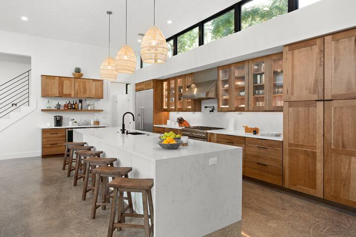 Tulum Inspired Oasis – walk to ACL – Sleeps 12! gallery image 2