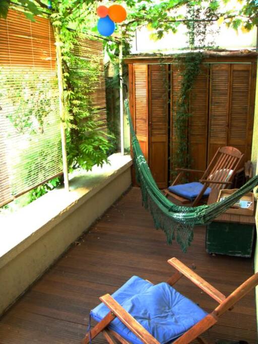 véranda avec terrasse en bois pour prendre le café ou le thé