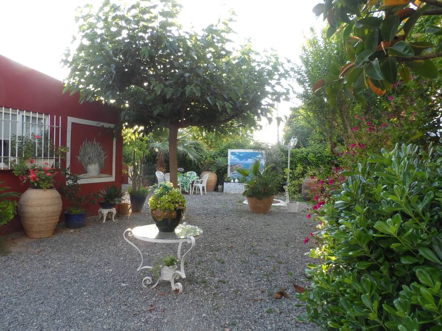 Casa independiente con jardín que comparte parcela de unos 3000m2 con nuestra propia casa.