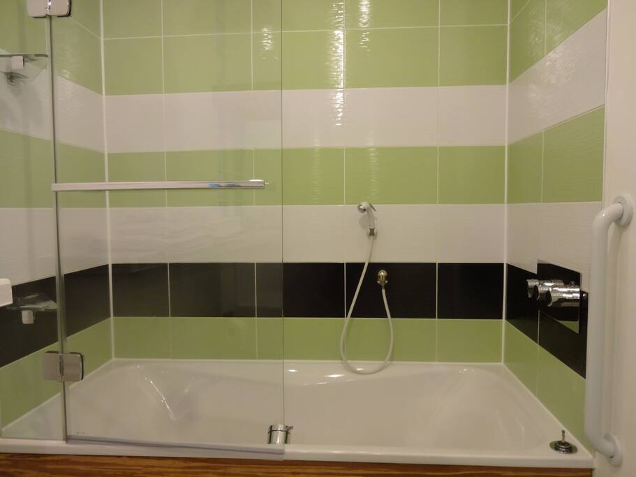 Room 1: Extra deep bath/rain shower