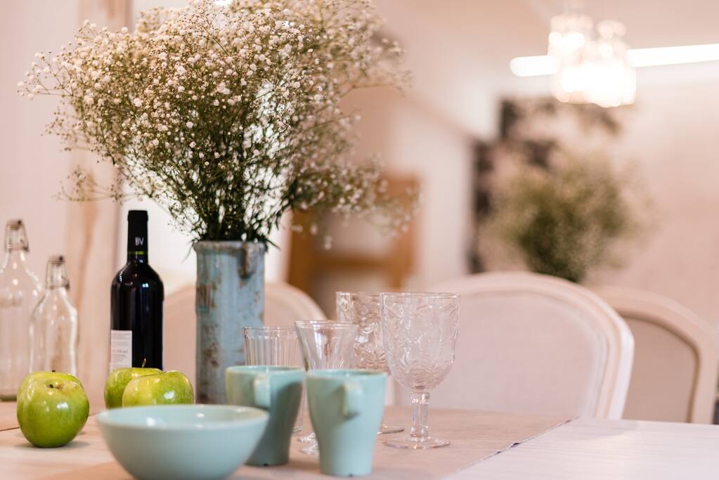 Detalle de mesa de comedor, con espejo al fondo