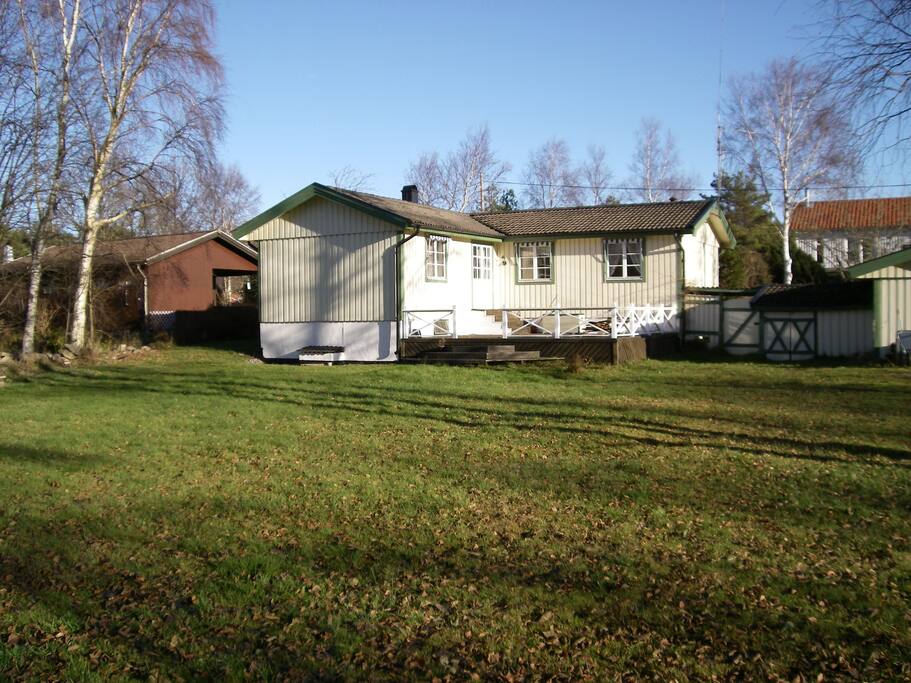 Huset sett fra hagen