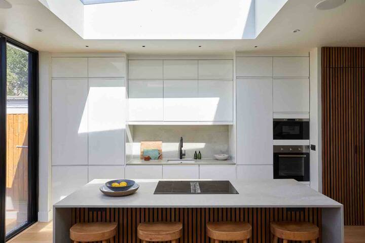 Newly renovated and bright 4 bedroom house gallery image 3