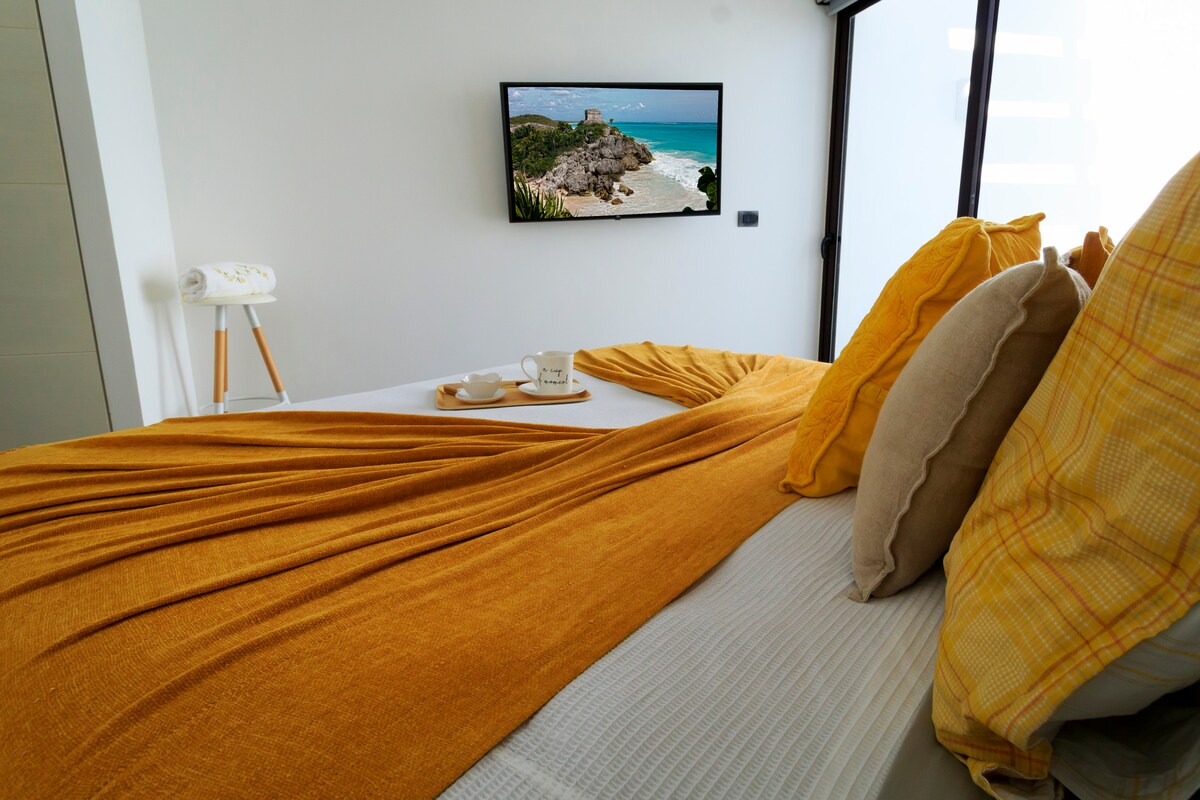 غرفة نوم رئيسية بحمام خاص وسرير كينج