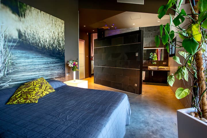 Bedroom 2 with pool and ocean view + bathroom