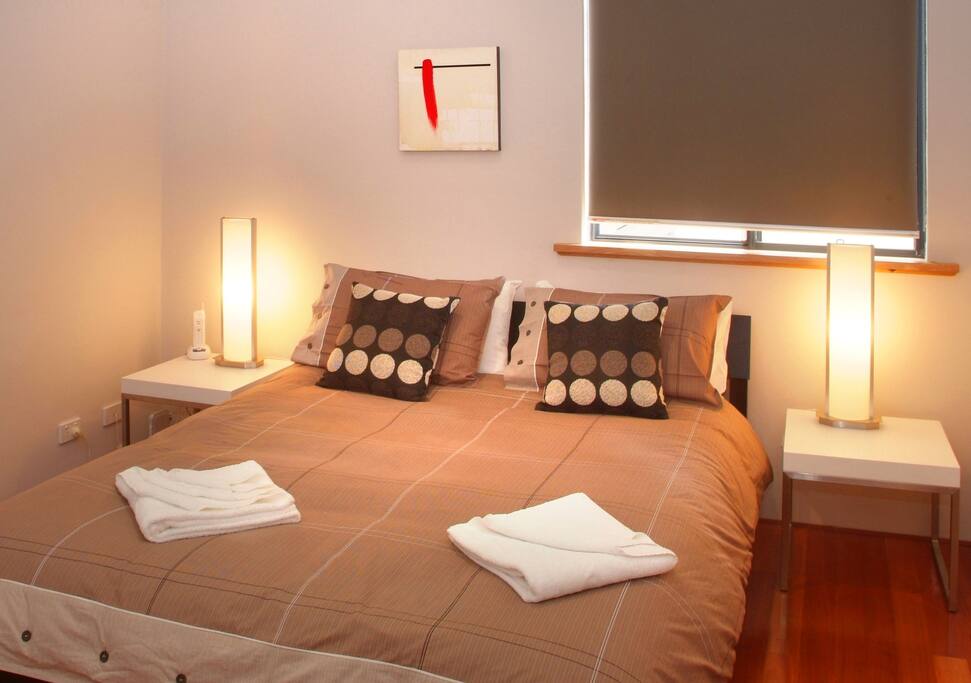 Bedroom 1 - Queen Bed