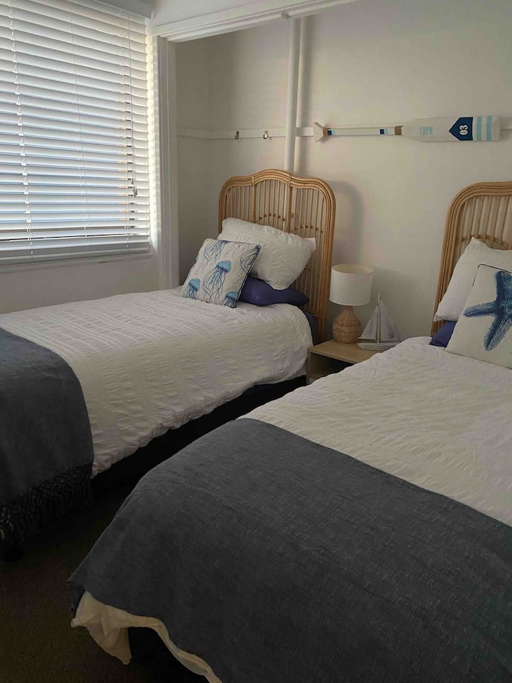 Მესამე საძინებელი, არის პატარა ოთახი, ორი ერთადგილიანი და ჭერის ვენტილატორით. 