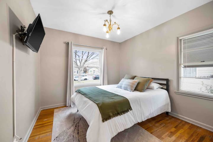 Dhoma e gjumit 1: Dhoma e gjumit "queen" në katin kryesor. Televizor inteligjent 32", dollap. 