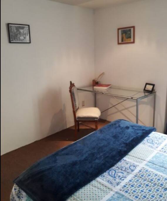 Tu escritorio con silla desde la cama
Your desk and chair from the bed