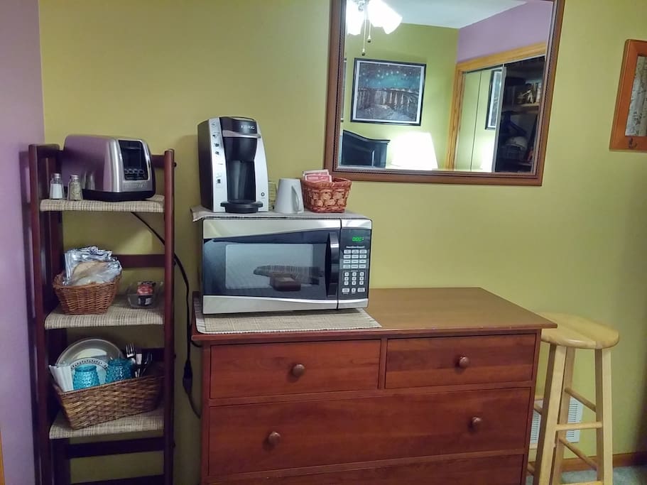 You also have a microwave, toaster, and small coffee maker/water heater, plus plenty of dishes and silverware. Breakfast provisions include bread, bagels, jam, and peanut butter; several types of breakfast cereal; and Carnation Instant Breakfast, for a quicker start to the day.