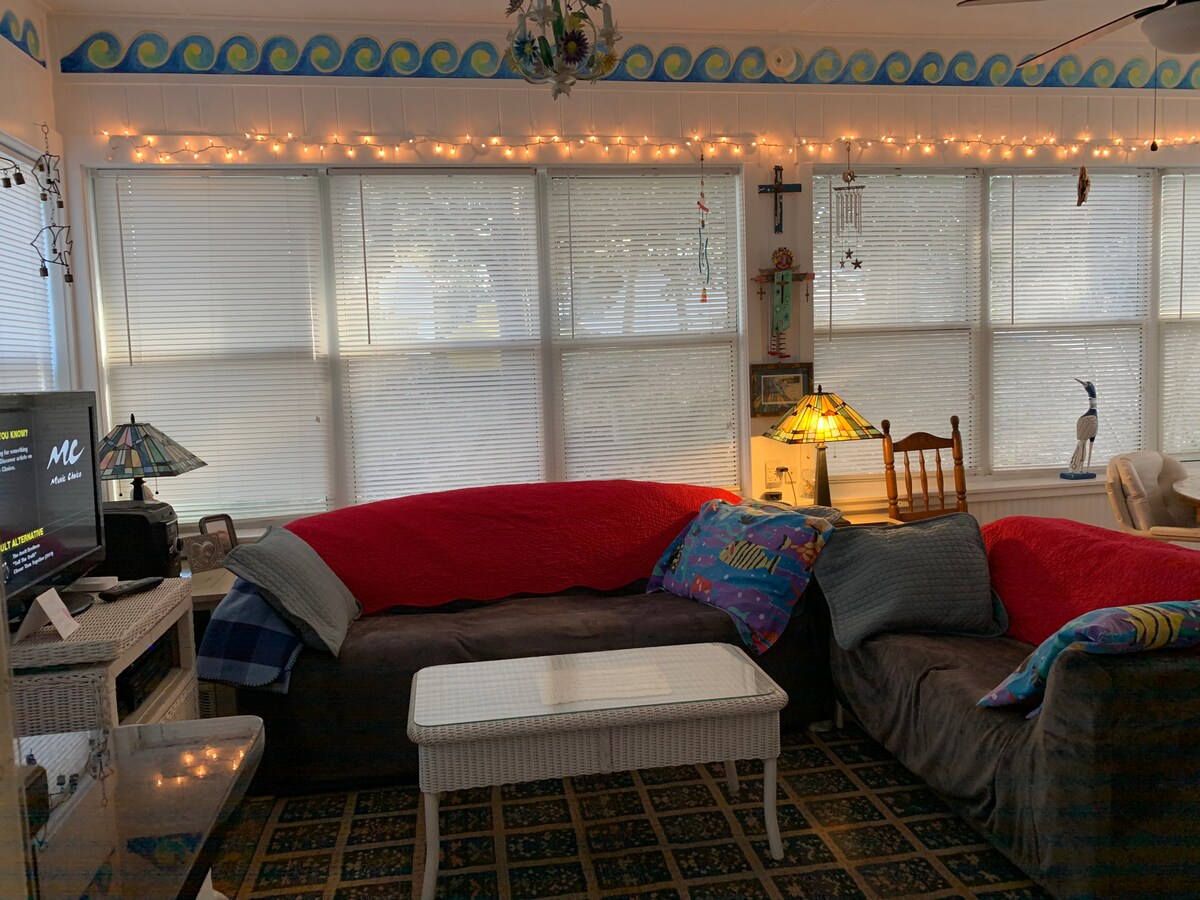 זה מקום נהדר להירגע ולצפות בטלוויזיה קטנה, אלחוטית וכבלים.  אפשר להביא את התקן ה - Fire Stick, Apple TV או Roku ולהשתמש ביציאת HDMI2 בחלק האחורי של הטלוויזיה!  שמרתי לך שקע על הקיר!