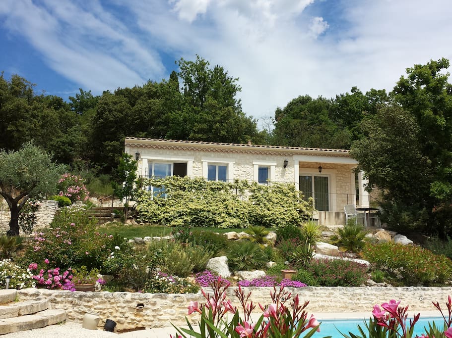 Petit balcon qui surplombe la piscine (Little balcony over looking the pool)