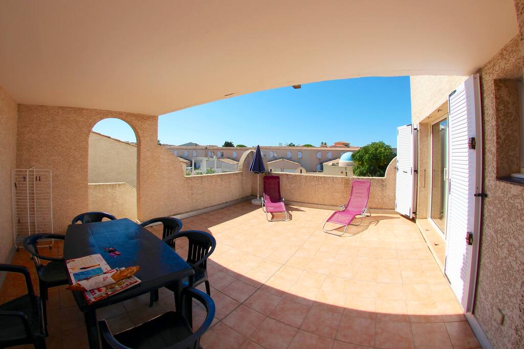La grande terrase est en partie couverte
