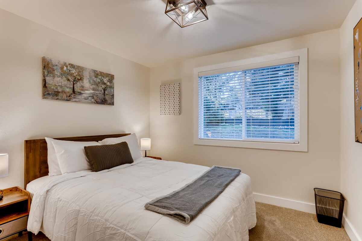 მე-4 საძინებელი 152 × 203 სმ ზომის საწოლით